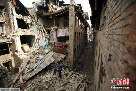 尼泊尔强震已致2430人遇难 西藏受影响严重(图)